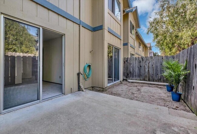 Building Photo - 106 Vista Prieta Ct