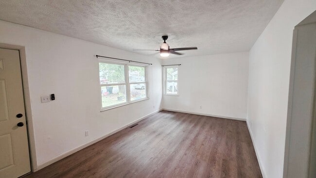 Building Photo - Remodeled Dupllex