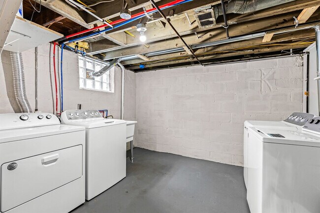 Building Photo - 419 S Kenwood Ave