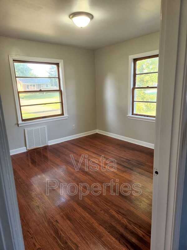 Building Photo - 1402 Fayette Dr