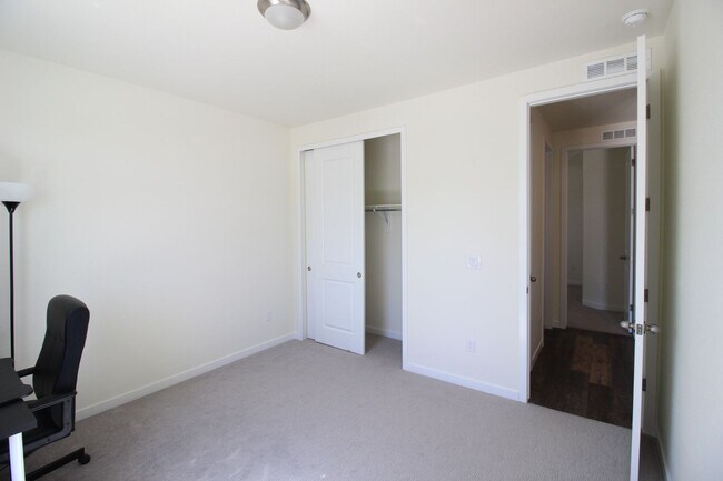 Building Photo - Beautiful Newer Ranch Style Home