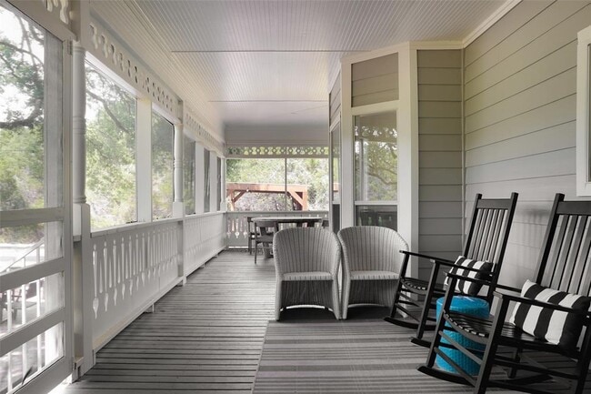 Building Photo - 11505 SW Oaks