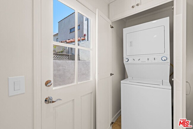 Building Photo - 704 Westbourne Dr