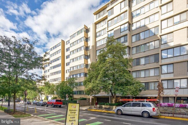 Building Photo - 522 21st St NW