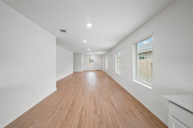 Building Photo - 1440 Las Cuevas Dr