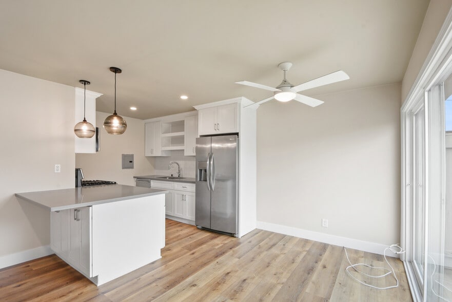 Upgraded Kitchens - 14075 Ash St