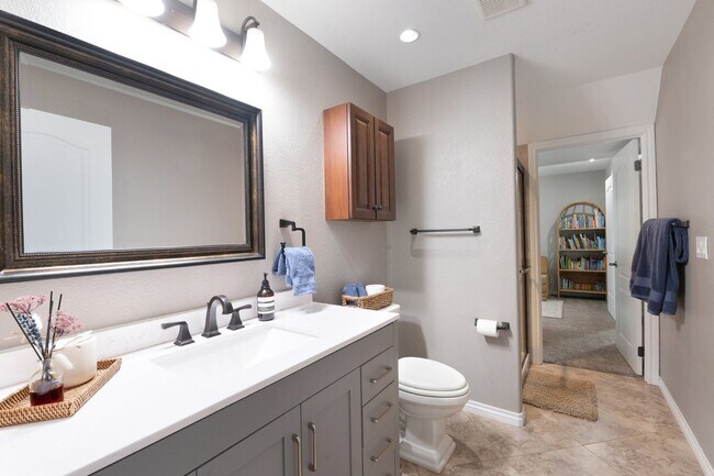 Building Photo - Elegant Mountain-View Retreat in Stone Cro...