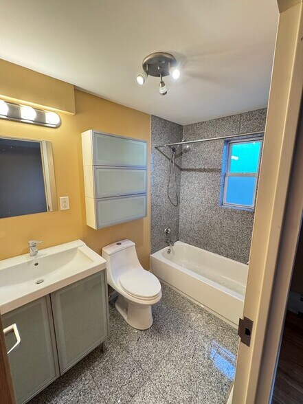 Building Photo - 184 Pequot Ave