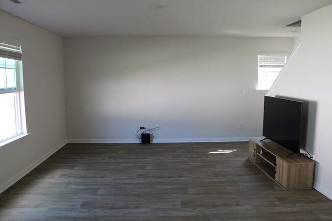 Building Photo - 901 Riverstone Dr