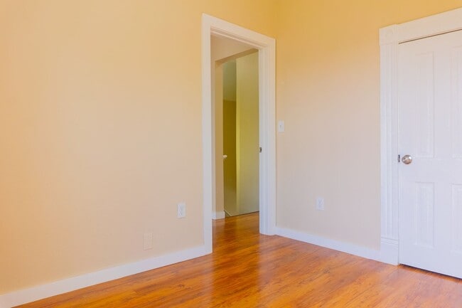 Building Photo - Spacious 3 bedroom / 2 bathroom single family home available in Tacoma!