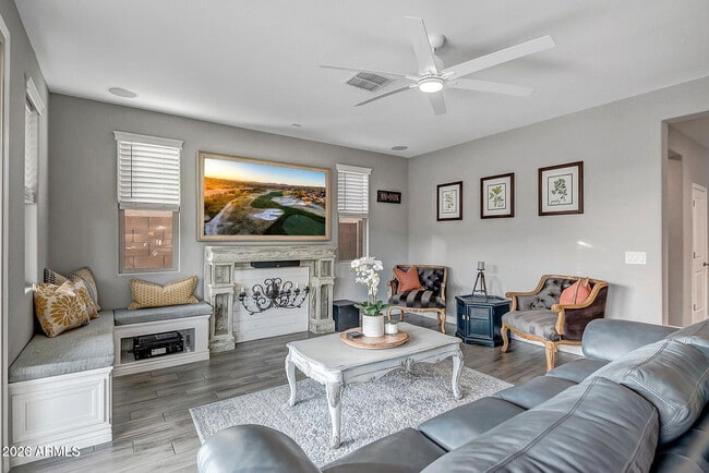 Building Photo - 517 E Balao Dr