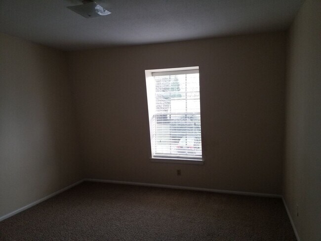 Building Photo - 2 BEDROOM CONDO IN SALEM SQUARE!