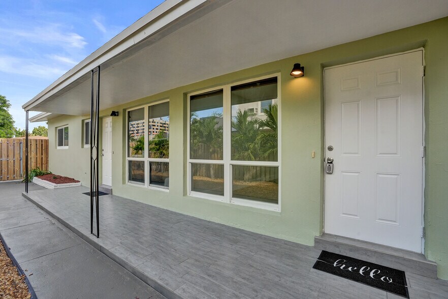 Building Photo - 3033 NE 20th Ter