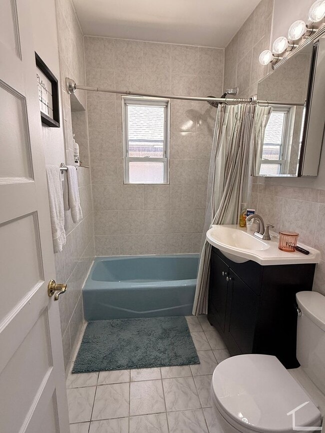 Building Photo - Beautiful Brighton townhouse with in unit laundry and included parking available 9/1/26