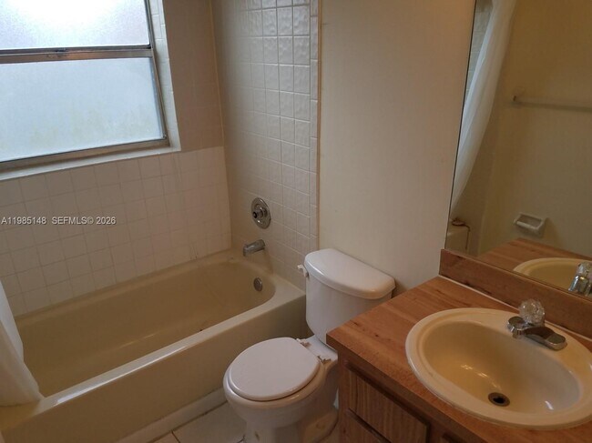 Building Photo - 10040 Twin Lakes Dr