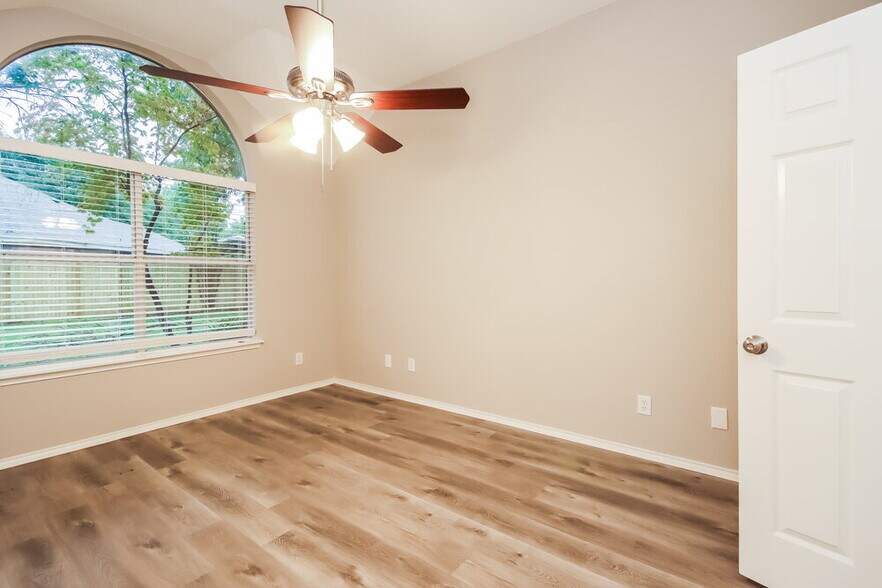 Building Photo - 804 Irene St