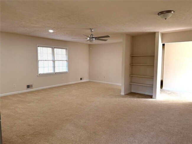 Building Photo - 4359 Parkview Dr