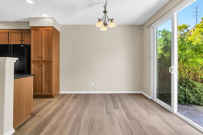 Building Photo - Beautiful townhome in Mission Valley!  Ava...