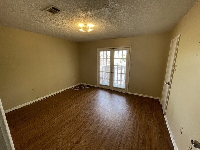 Building Photo - 1643 Cedar Lake Dr