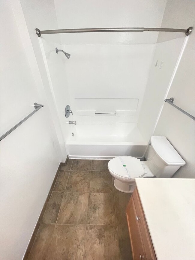 Building Photo - Great One Bedroom Condo w/ A/C