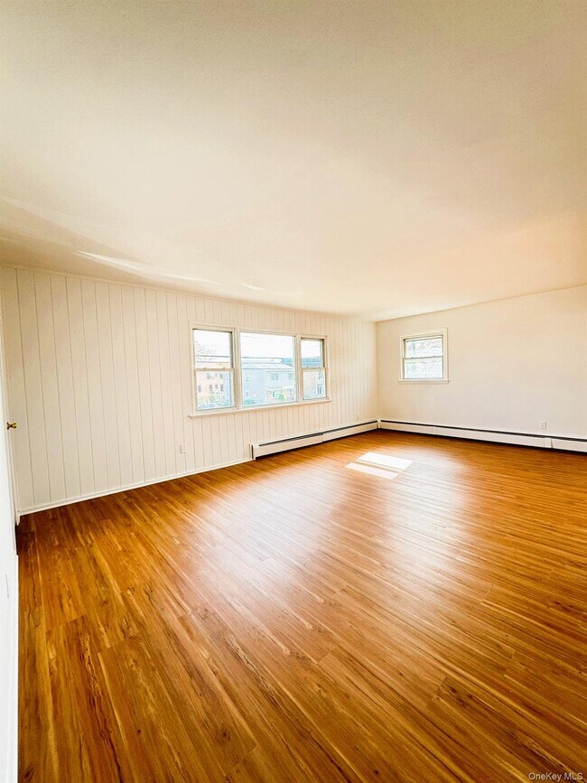 Building Photo - 131 Roslyn Rd