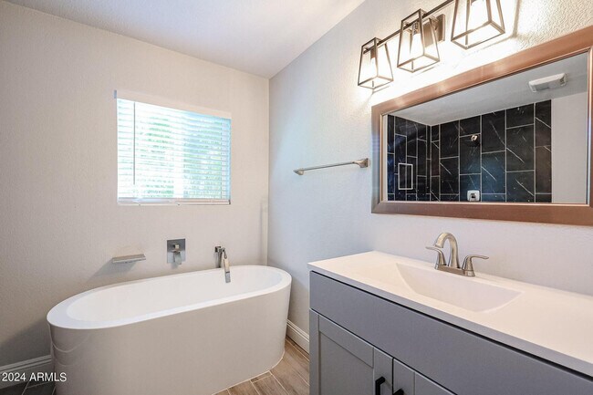 Building Photo - 11207 S Iroquois Dr