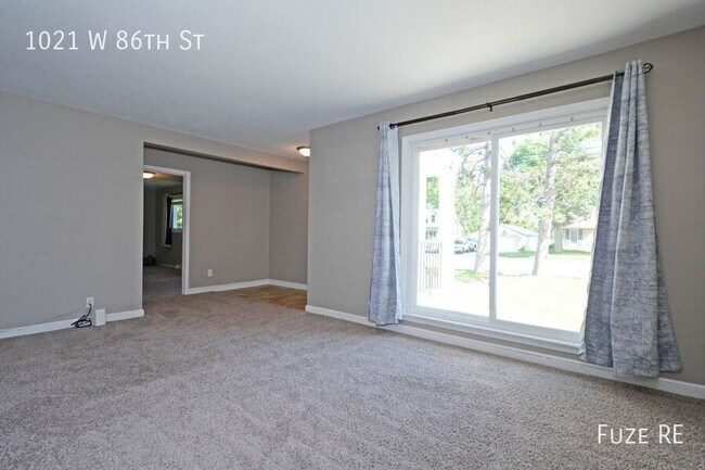 Building Photo - 1021 W 86th St