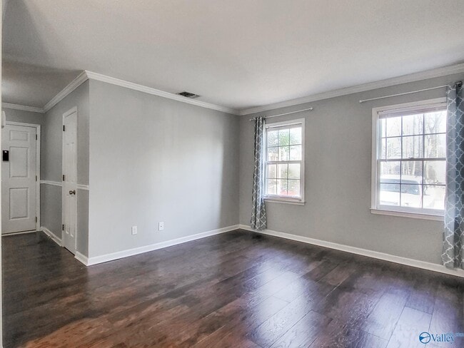 Building Photo - 2020 Woodlawn Dr SW