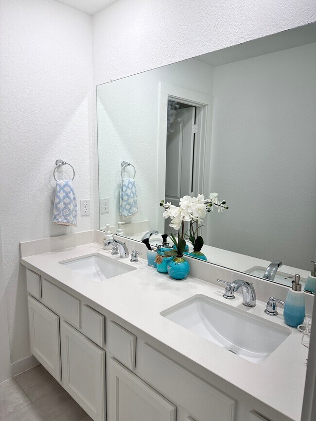 Building Photo - 13110 Blue Flora Dr