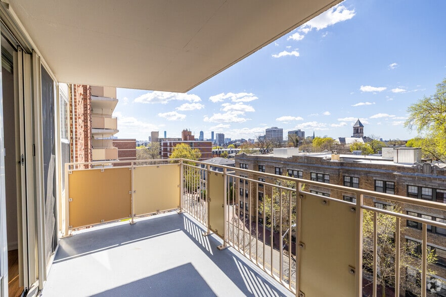 2BR, 2BA - 750SF - Balcony - Harvard Towers