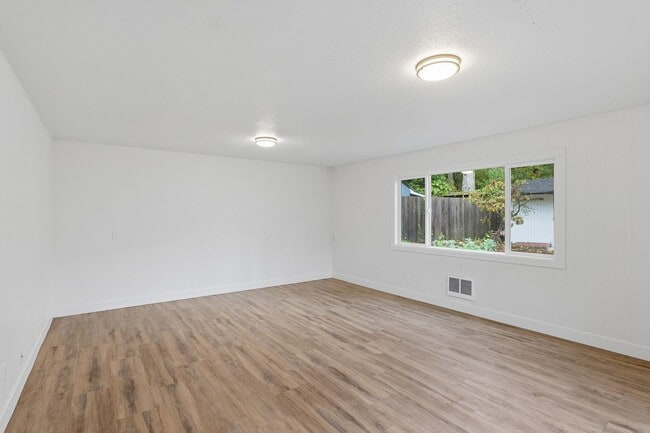 Building Photo - Updated 3Bed/2Bath w/ Bonus Room Plus Lake...