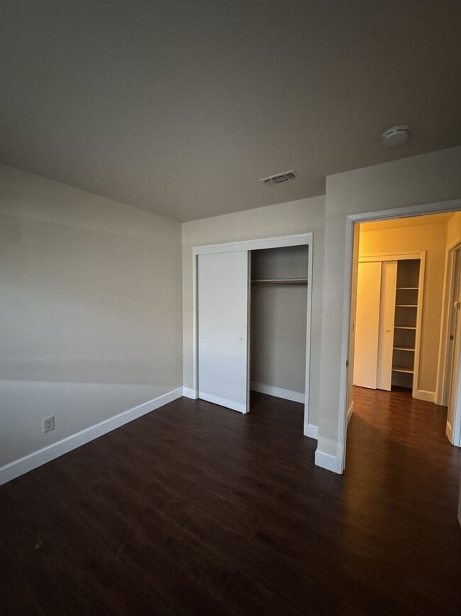 Building Photo - UPDATED 3 BEDROOM DUPLEX IN SACRAMENTO!