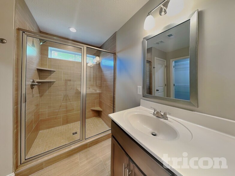 Building Photo - 204 Bonnell Dr