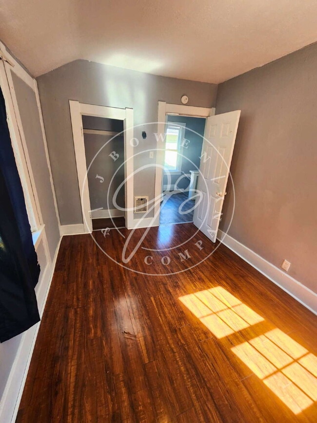 Building Photo - Spacious 3 bed with bonus room and shower ...