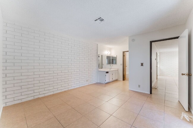 Building Photo - Single Story Condo One Bedroom and One Bathroom with a Washer and Dryer