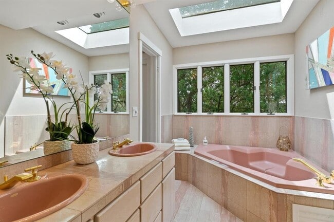 Building Photo - 30 Knollcrest Rd