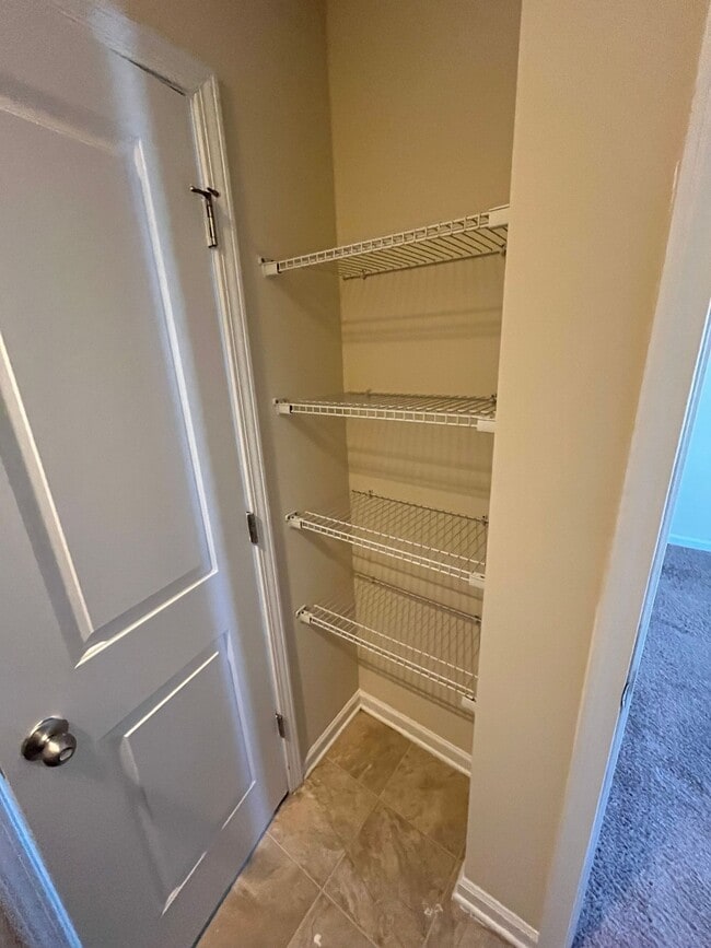 Building Photo - 3 bedroom townhome