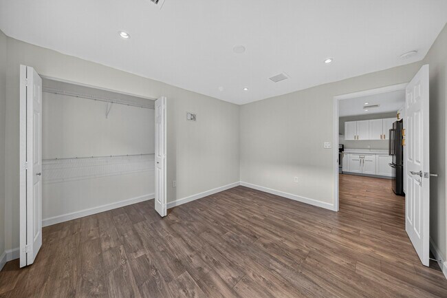 Building Photo - 410 NE 34th St