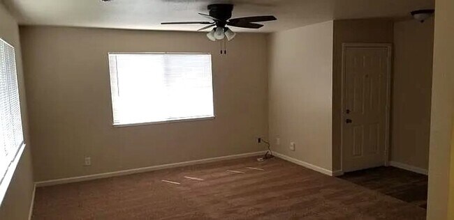 Building Photo - 3 Bed, 1.5 Bath Duplex