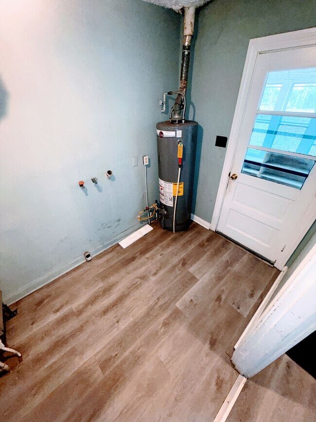 Building Photo - 4 Bedroom 1 Bathroom Home