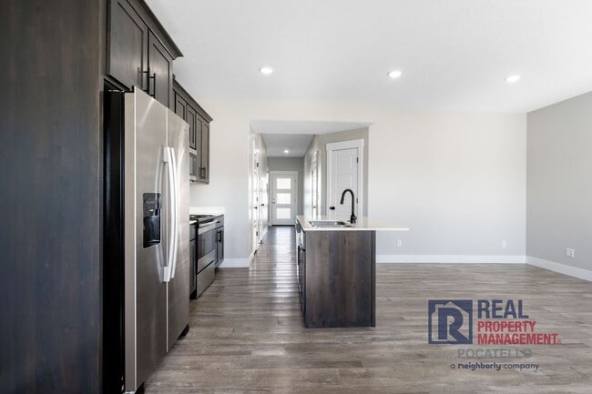 Building Photo - 3 Bedroom 2.5 Bathroom Town Home - 1 Car Garage - dog negotiable
