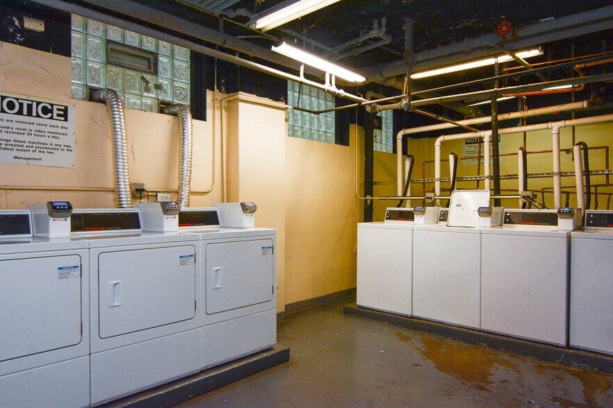 Building Photo - 545 W Belmont Ave