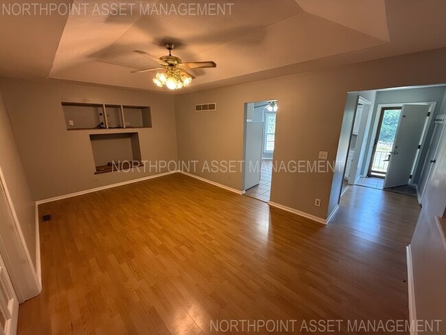 Building Photo - 4 bed, 3 bath, spacious home available now!