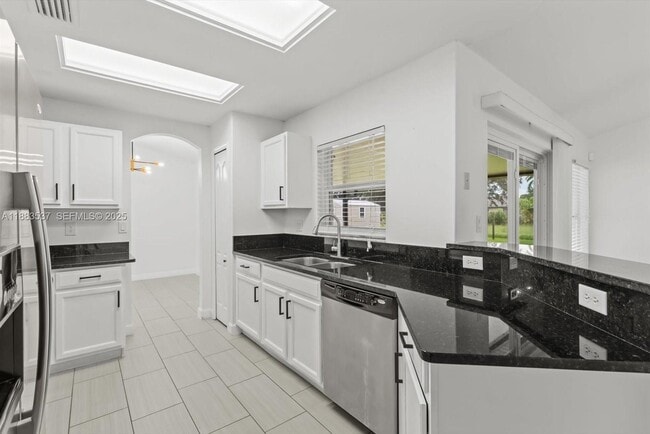 Building Photo - 1392 SW Sudder Ave