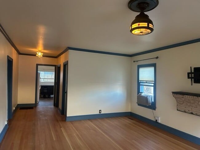 Building Photo - Historic 3-bedroom, 1-bath home in Downtown Glenwood Springs!