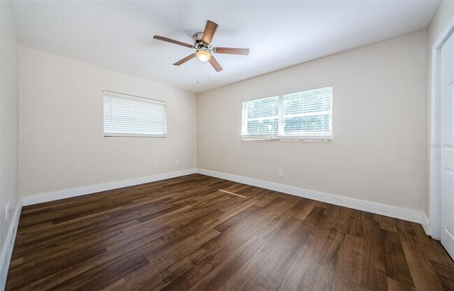 Building Photo - 1310 Robin Hood Ln