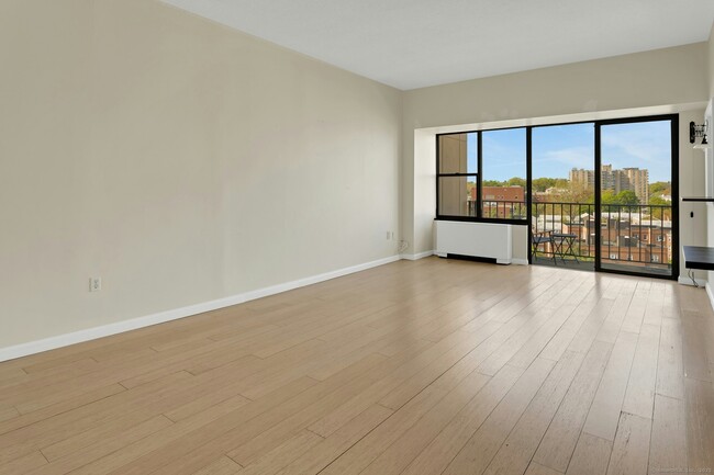 Building Photo - 44 Strawberry Hill Ave