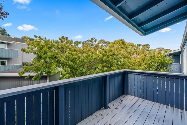 Building Photo - Top Floor 1Bd/1Ba Condo Community with Ten...