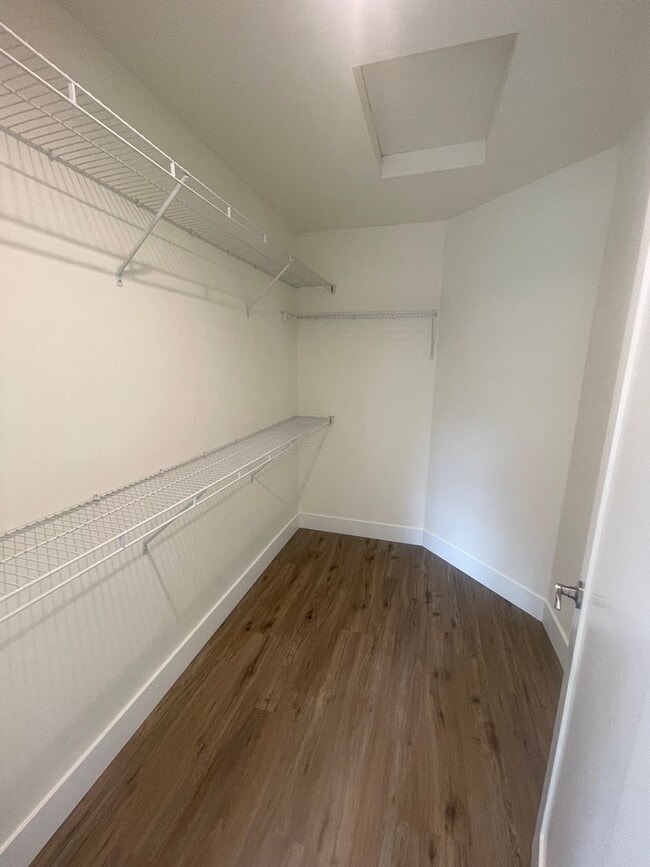 Building Photo - Stunning Modern Three Bedroom Duplex in Le...