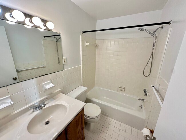 Building Photo - Rarely available 3-Bed, 2-Bath condo in th...